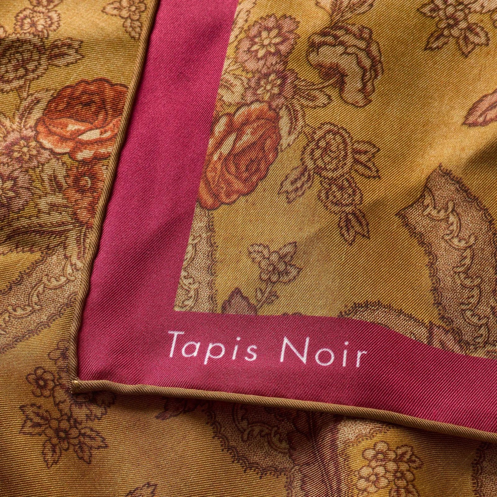 Tapis Noir Classical Yellow Scarf